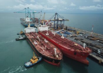 Navios atracados no Porto de Pecém (CE)
