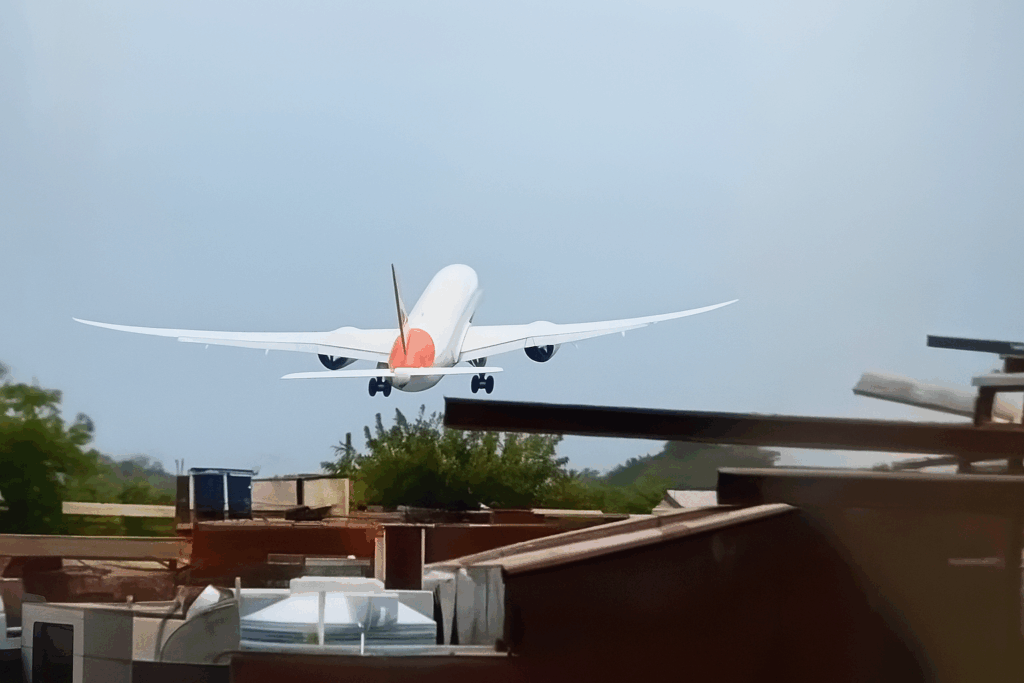Momento em que o Boeing 787-8 da Air Índia perde sustentação e cai próximo à cabeceira da pista