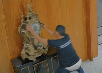 Homem destruindo relógio histórico do Palácio do Planalto em 8/1/23