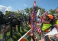foto registra tensão entre manifestante e policiais no Estados Unidos