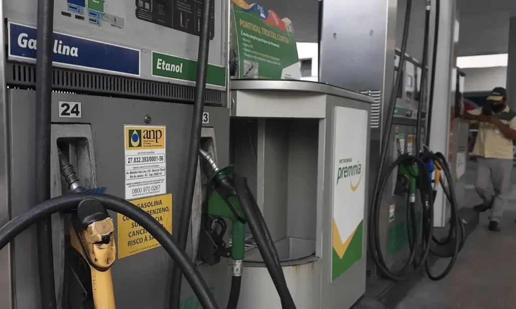 A foto mostra bombas de abastecimento de combustível de posto de gasolina.