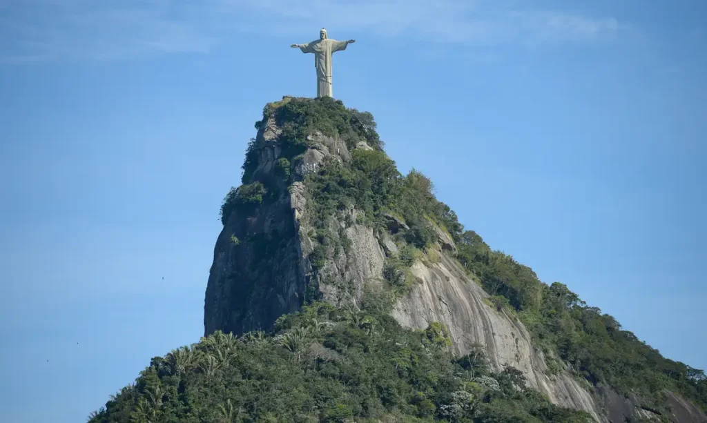 A foto mostra o monumento do Cristo Redentor no Rio de Janeiro.