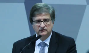 A foto mostra o Procurador-Geral da República, Paulo Gonet. Ele é um homem branco, com cabelos grisalhos e usa óculos.