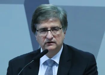 A foto mostra o Procurador-Geral da República, Paulo Gonet. Ele é um homem branco, com cabelos grisalhos e usa óculos.