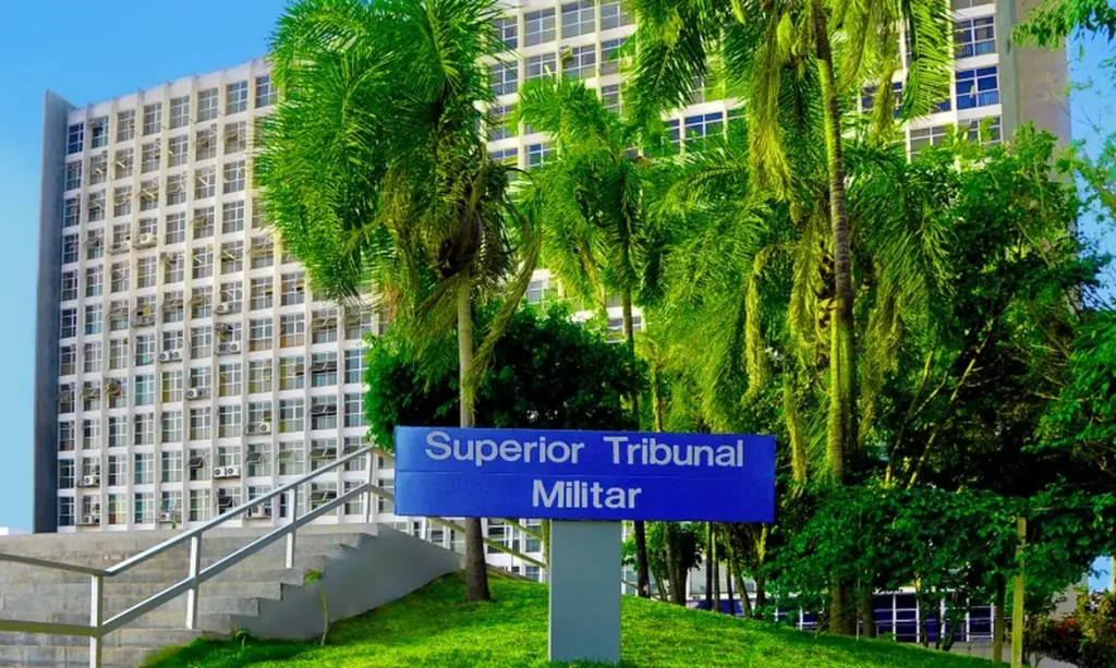 A foto mostra a fachada da sede so Superior Tribunal Militar em Brasília.