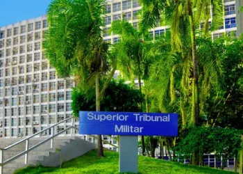 A foto mostra a fachada da sede so Superior Tribunal Militar em Brasília.