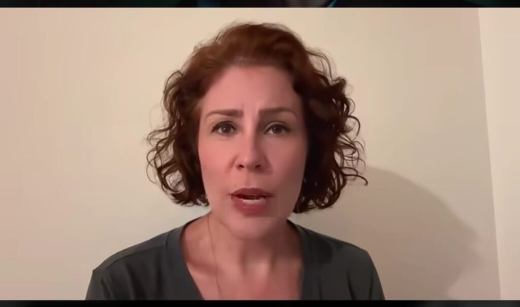 A foto mostra a deputada Carla Zambelli em vídeo gravado antes de ser presa na Itália.
