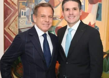 João dória posa ao lado de Hugo Motta, a quem o paulista chamou de "herói" por enfrentar o presidente Lula