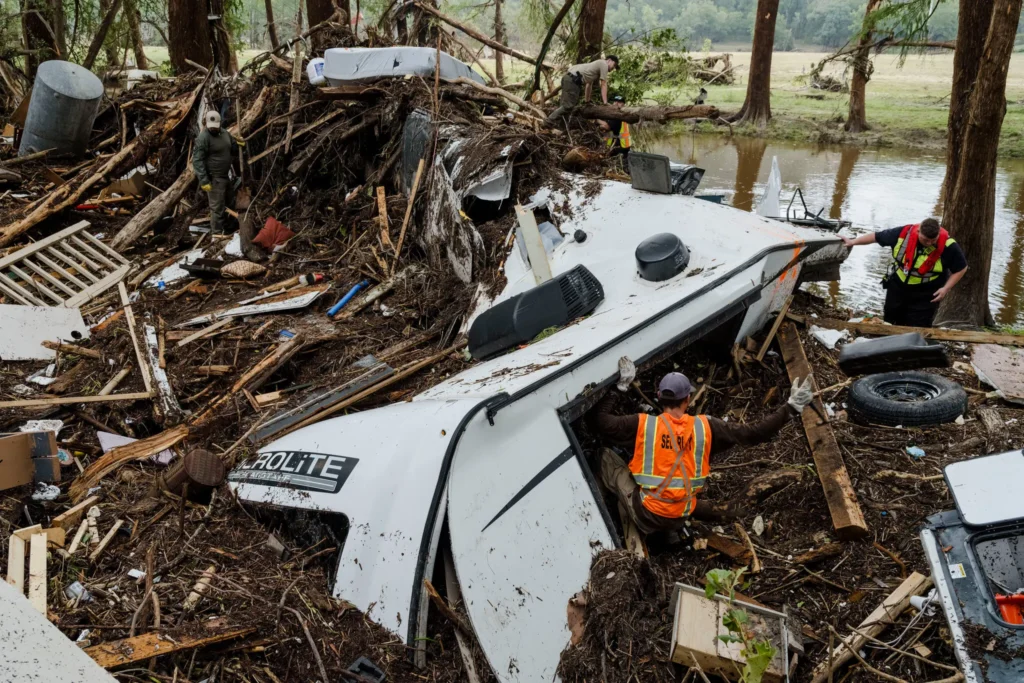Destroçpos e entulho nas enchentes enfrentadas pelo estado do Texas, nos EUA.