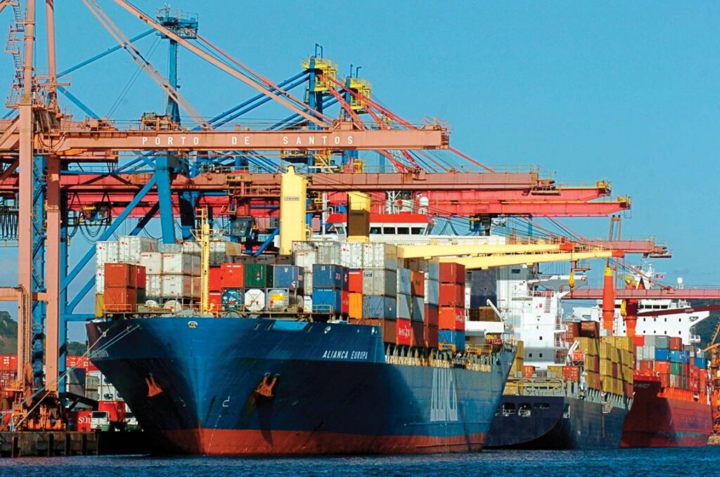 porto brasileiro embarca containers para compradores estrangeiros