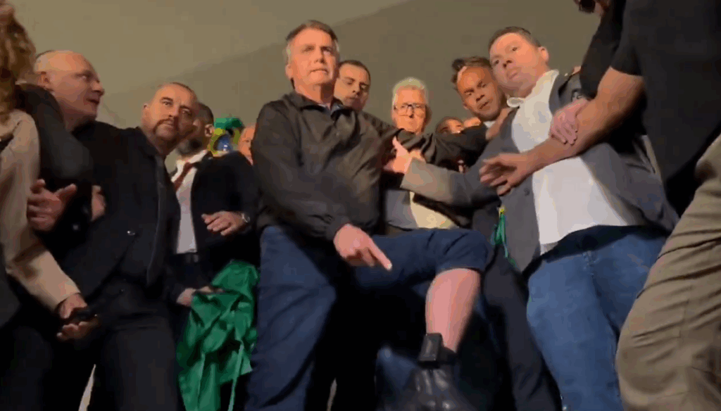 Bolsonaro dribla medida cautelar e dá entrevista mostrando tornozeleira no Congresso