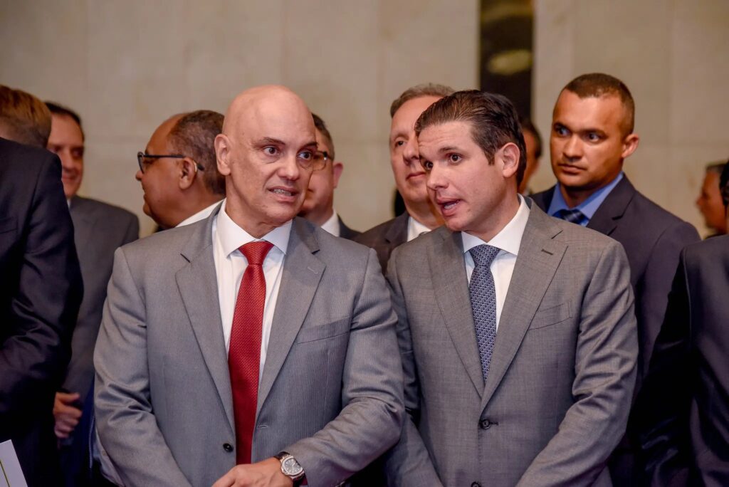 Hugo Motta e Alexandre de Moraes conversam em solendade no STF