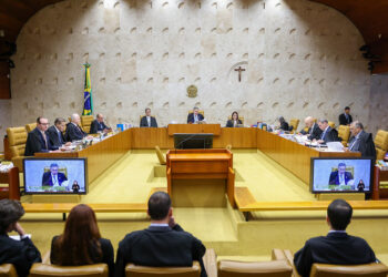 A foto mostra os ministros do STF durante julgamento no plenário da Corte.