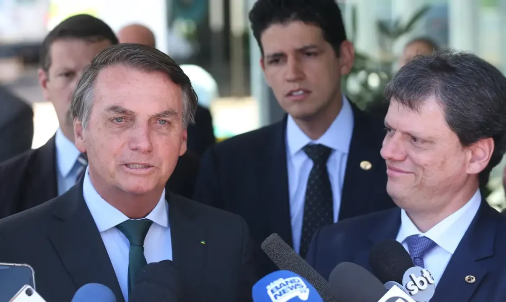 A foto mostra o ex-presidente Jair Bolsonaro em entrevista ao lado do governador de São Paulo, Tarcísio de Freitas.