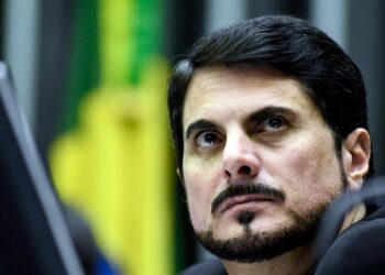 A foto mostra o senador Marcos do Val. Ele é um homem branco com barba e cabelo petos.