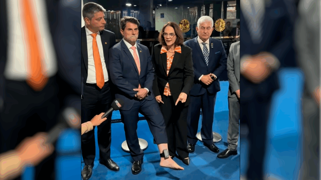 Senador Marcos do Val mostra a tonozeleira eletrônica em protesto com outros parlamentares no Senado.