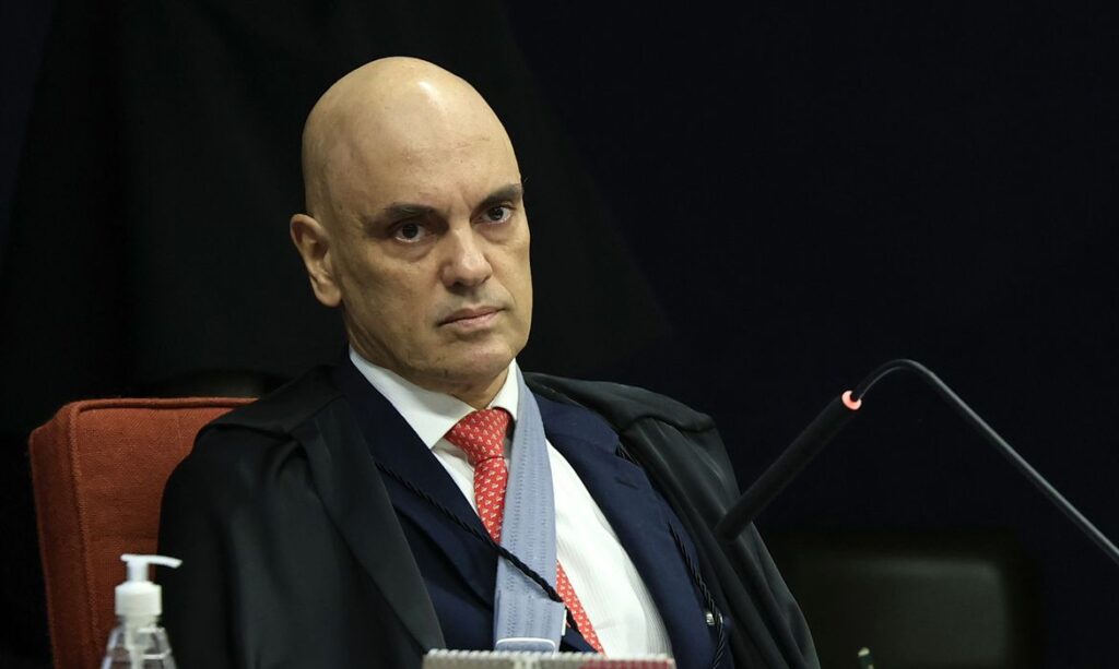 A foto mostra o ministro do STF, Alexandre de Moraes. Ele é um homem branco e calvo.