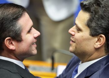 Oposição pressiona por impeachment de Moraes, mas Motta e Alcolumbre resistem