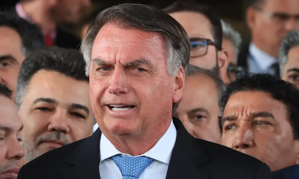 A foto mostra o ex-presidente Jair Bolsonaro ao lado de aliados.