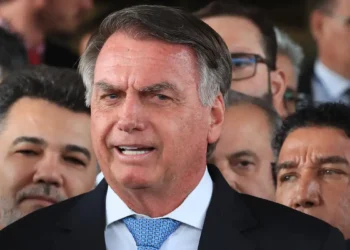 A foto mostra o ex-presidente Jair Bolsonaro ao lado de aliados.