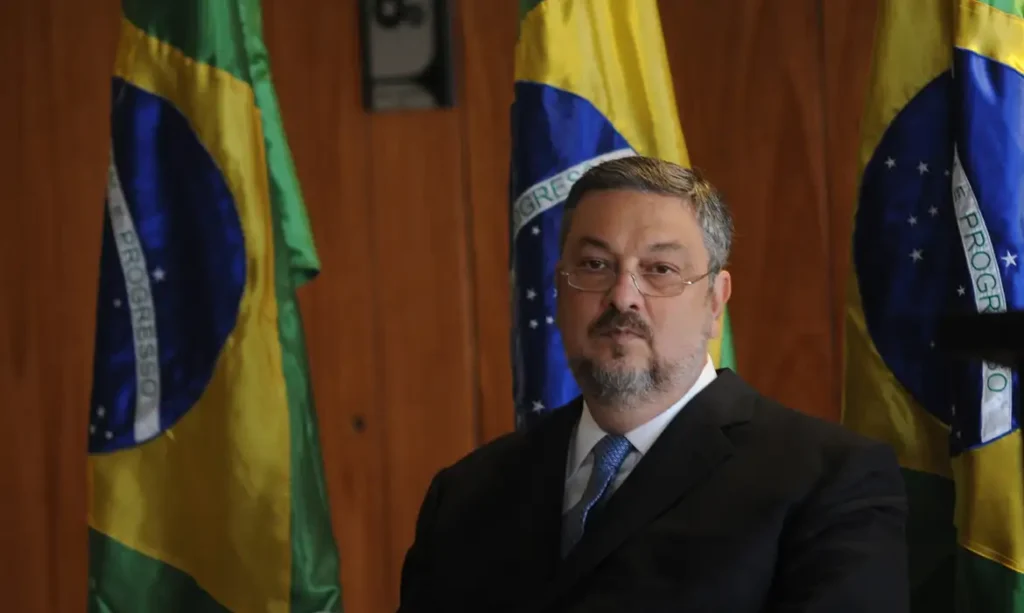 A foto mostra o ex-ministro Antonio Palocci. Ele é um homem branco com cabelos grisalhos.