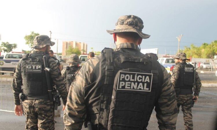 A foto mostra policiais penais do DF.