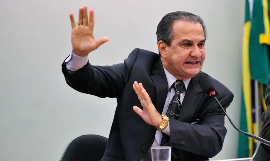 A foto mostra o pastor Silas Malafaia. Ele é um homem branco com cabelos grisalhos.