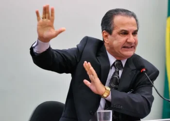 A foto mostra o pastor Silas Malafaia. Ele é um homem branco com cabelos grisalhos.