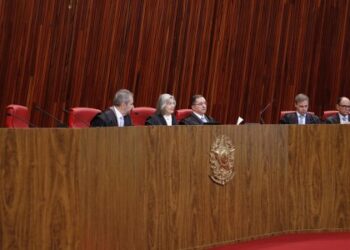 TSE retoma atividades com sua composição completa