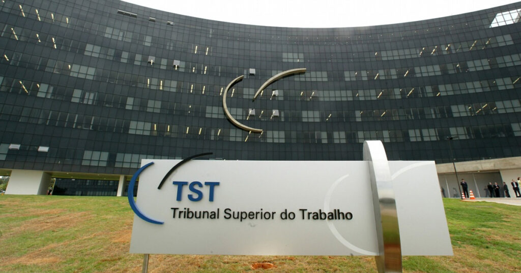 A foto mostra uma das fachadas do TST em Brasília.
