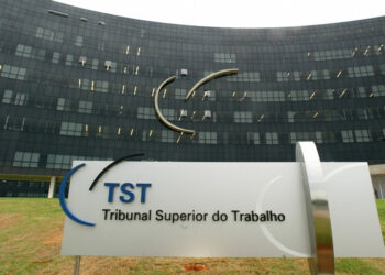 A foto mostra uma das fachadas do TST em Brasília.