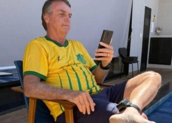 Amigos e aliados pedem autorização de Moraes para visitar Bolsonaro