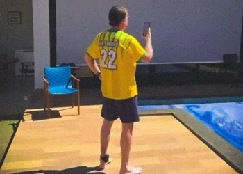 Bolsonaro usa celular para driblar cautelares e Alexandre de Moraes manda prendê-lo