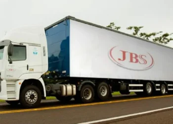 JBS é condenada a pagar R$ 20 mil para motorista por jornada de 16 a 21 horas