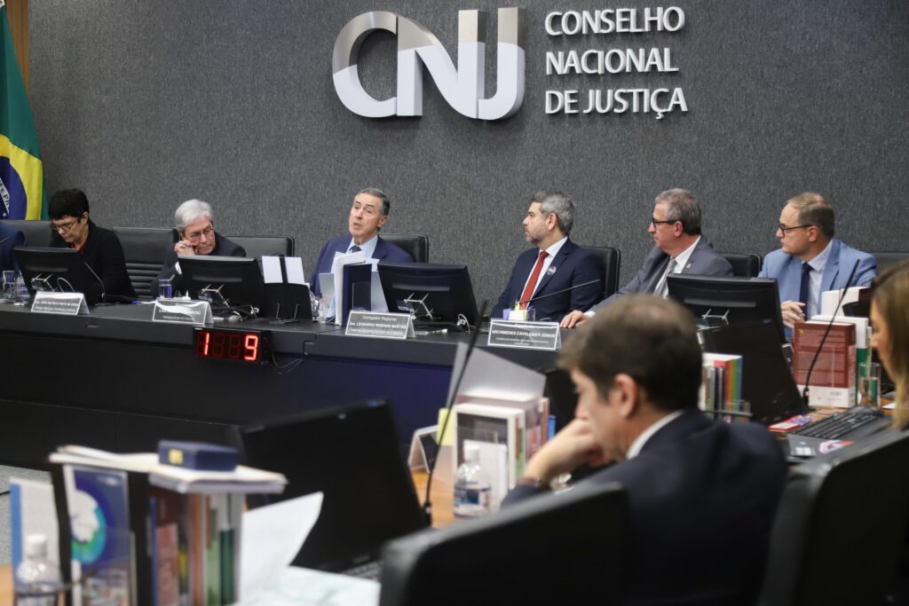 CNJ firma acordo para avaliar processos pendentes de conselhos