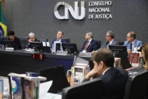 CNJ firma acordo para avaliar processos pendentes de conselhos