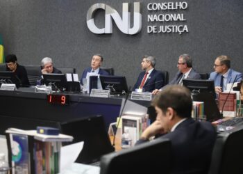 CNJ firma acordo para avaliar processos pendentes de conselhos