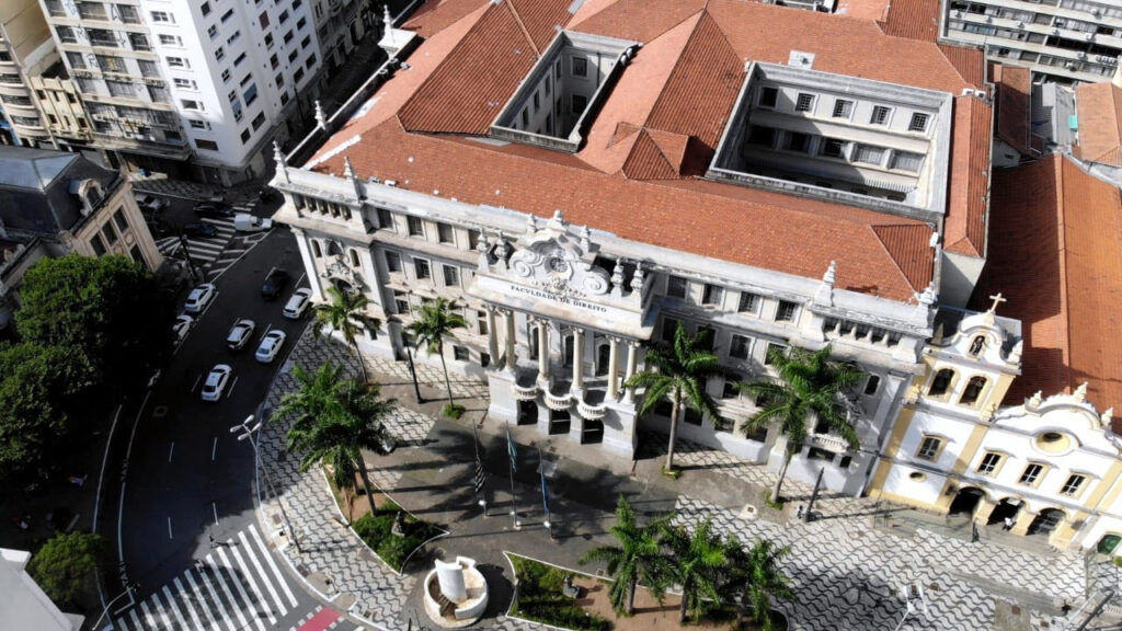 USP diz que a perseguição a Moraes “ofende toda a universidade”