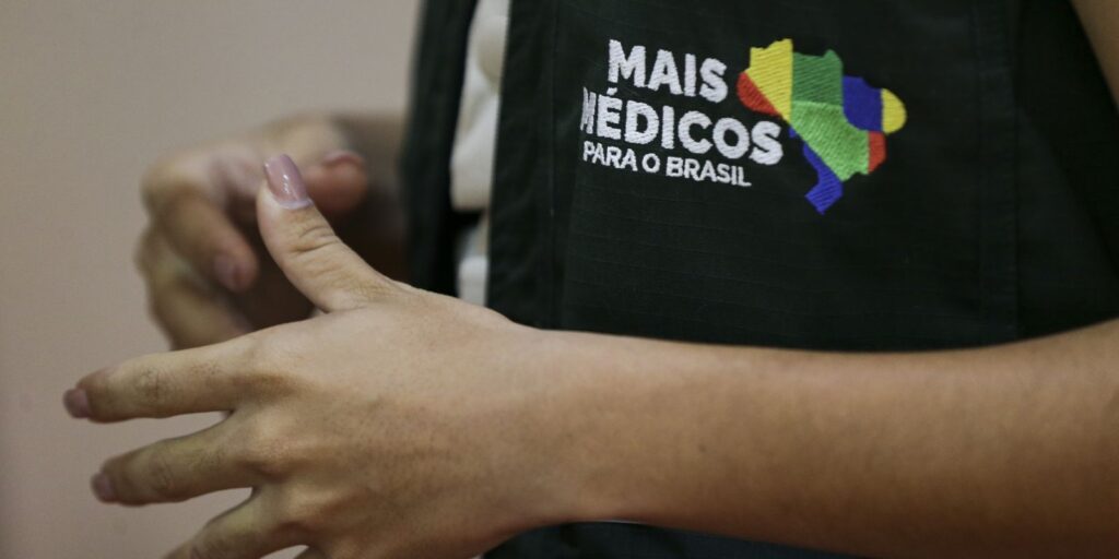 Cidadãocom a camiseta do programa Mais Médicos