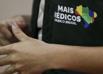 Cidadãocom a camiseta do programa Mais Médicos