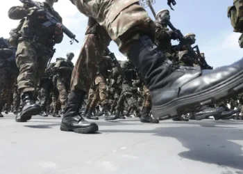 A foto mostra os pés de militares em operação.