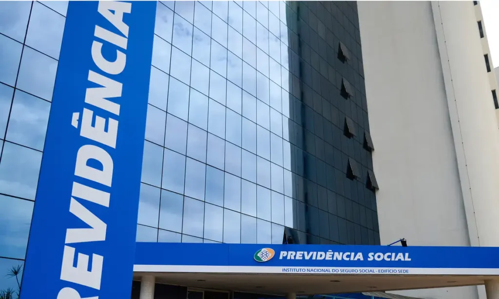 A foto mostra a fachada da sede da Previdência Social em Brasília.