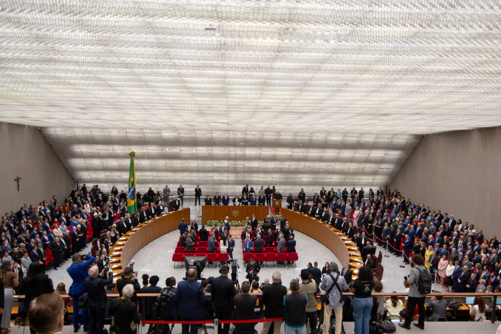 Hino no acordeon e aplausos para Moraes na posse dos ministros do STJ