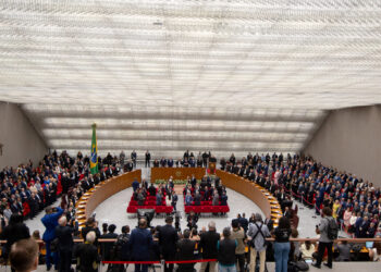 Hino no acordeon e aplausos para Moraes na posse dos ministros do STJ