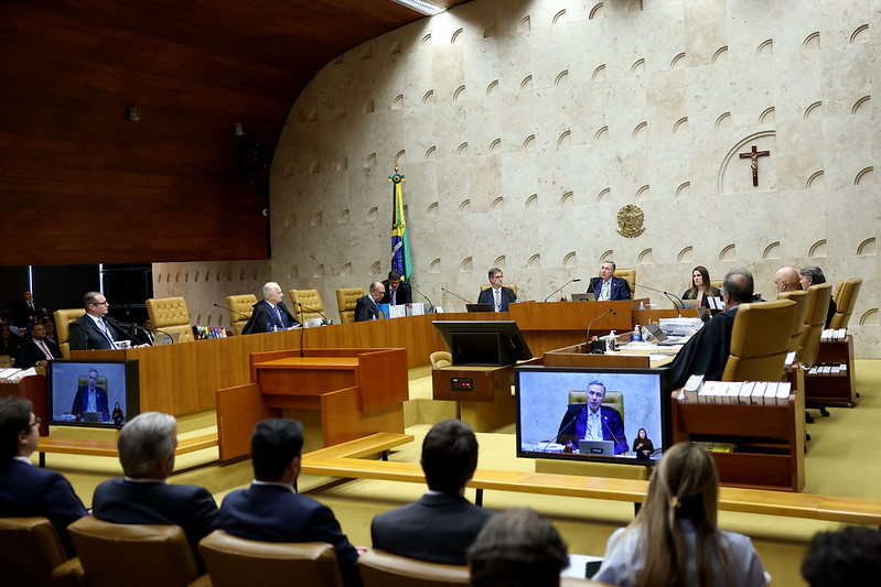 A foto mostra o plenário do STF em dia de julgamento.