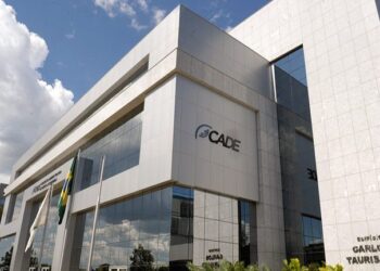 A imagem mostra a fachada do Cade em Brasília.