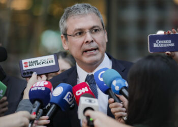 “A próxima parada é o Complexo da Papuda”, afirma líder do PT Lindbergh Farias