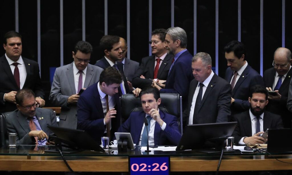 Congresso vive briga de forças para decidir se PL do IR ou da Anistia será votado primeiro