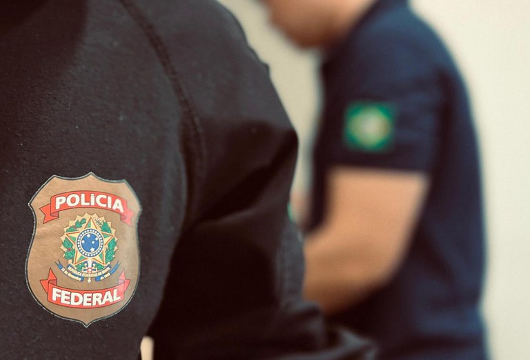 A foto mostra dois agentes da PF durante a operação Rejeito.