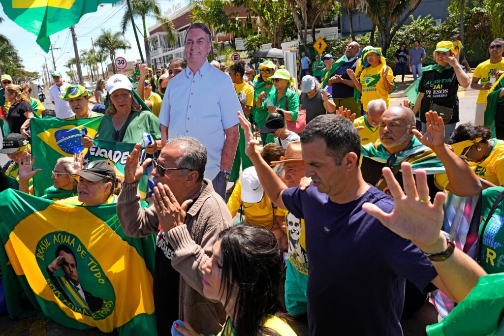 Manifestação em frente ao condomínio de Bolsonaro em Brasília